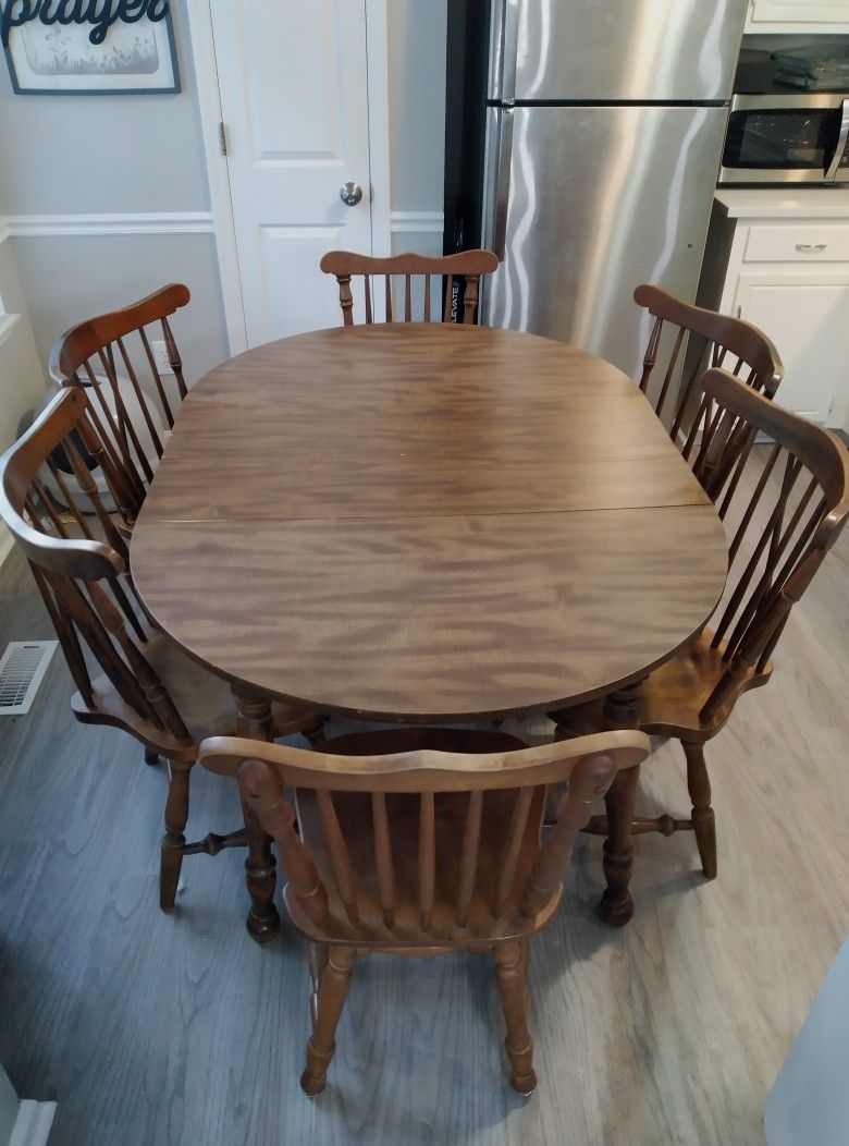 Kitchen / Dining Room Table And 6 Chairs