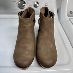 Natural Reflections Wedge Shoes (Taupe)