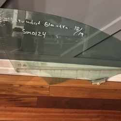 Hyundai Elantra Right Front Window. 