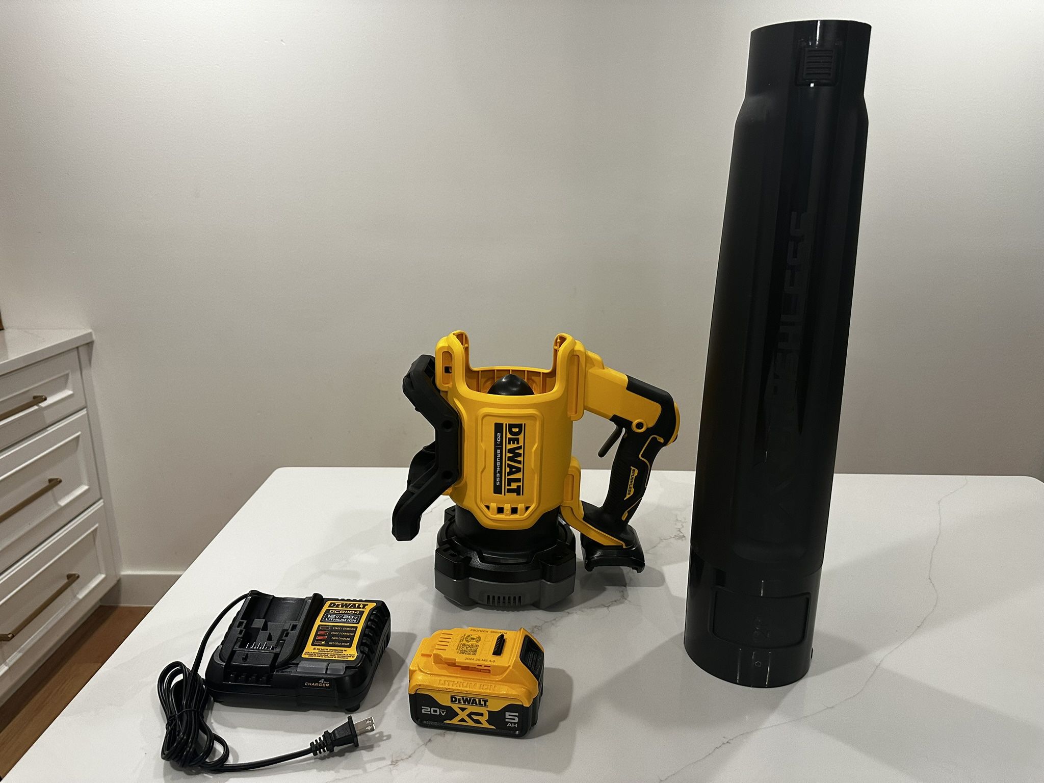 Dewalt 20V MAX 125 MPH 450 CFM Brushless Cordless Battery Powered Blower Kit with (1) 5 Ah Battery & Charger