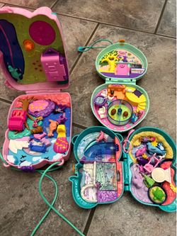 3 Polly pockets w all of the figurines