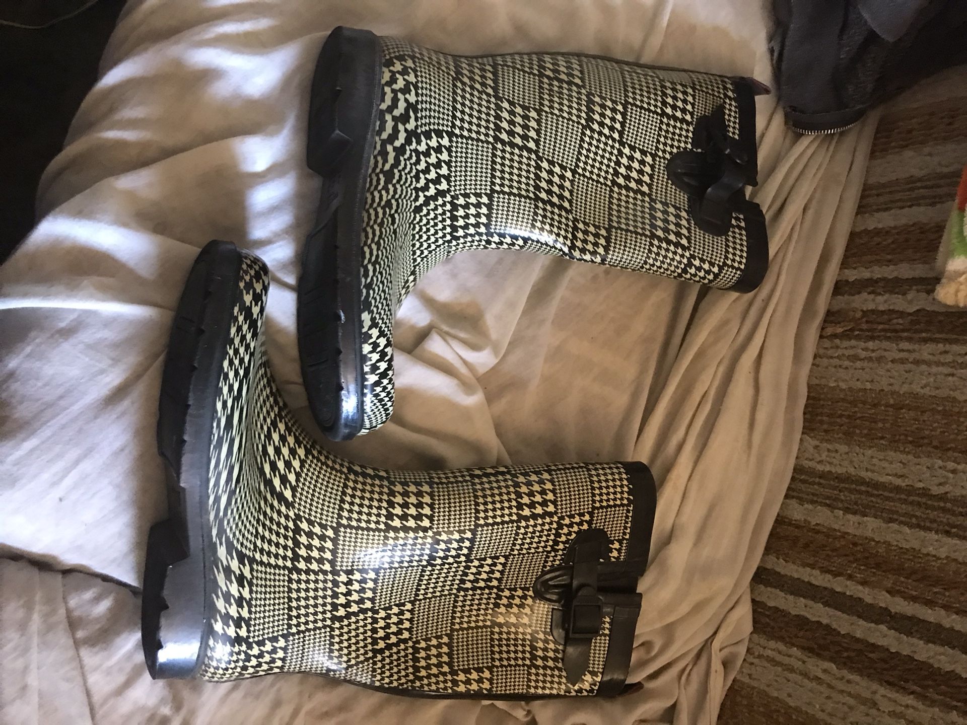 Very Nice Rain Boots See All Pictures Only $15 Firm