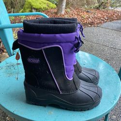 Snow boots size 5. Small adult/large kid