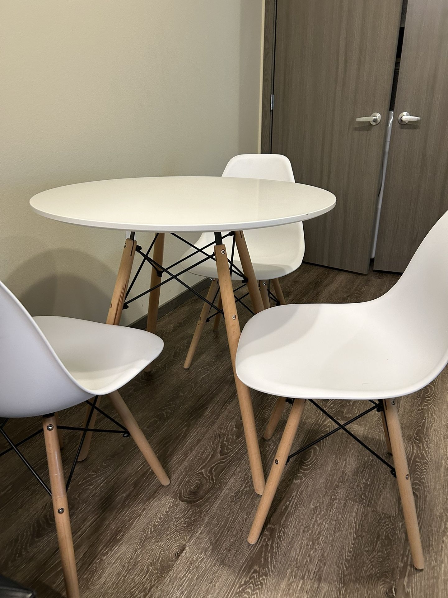 Table With 4 Chairs 