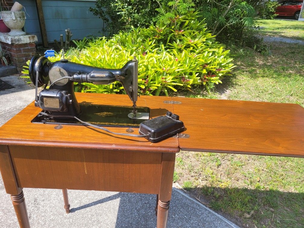 1948 Singer Sewing Machine With Accessories