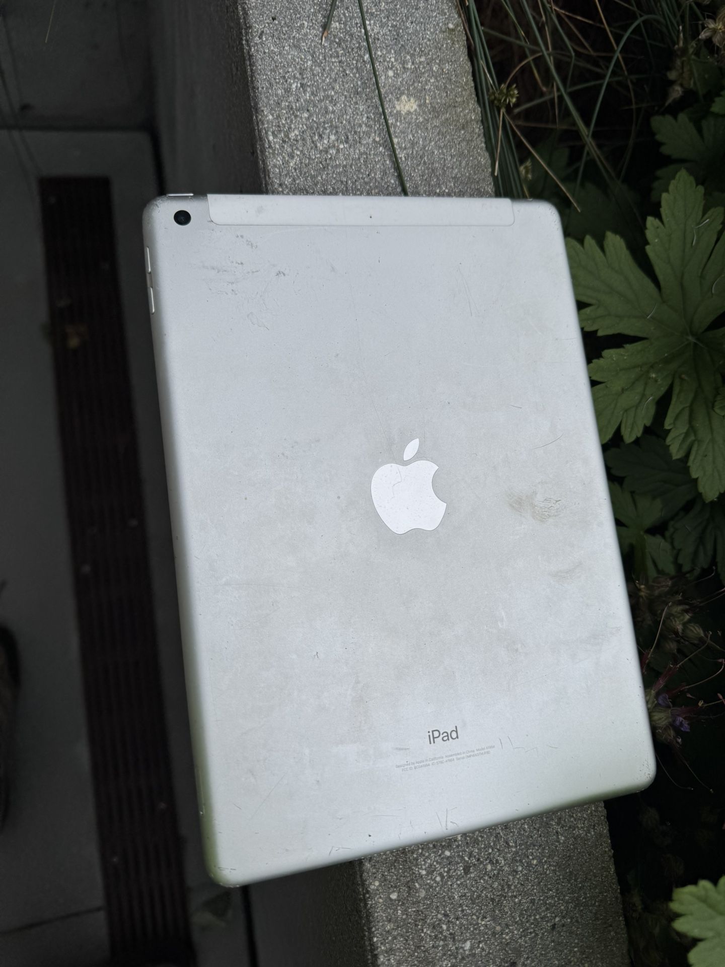 iPad 6 Silver 32 GB (Cosmetic Damage And Locked)