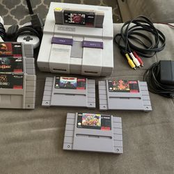 Super Nintendo (1991) w/controllers, Power Cords +7 Games