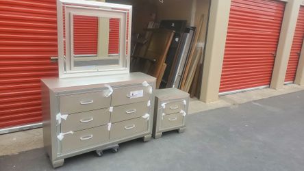 Dresser set