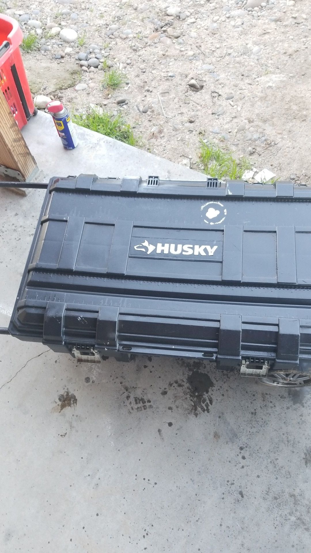 Huskey storage container