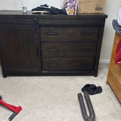 Dresser 