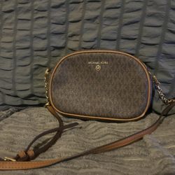 Michael kors crossbody 