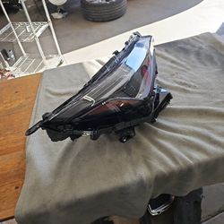 RIGHT SIDE HEADLIGHT FOR A 2022 LEXUS NX350 FSPORT 