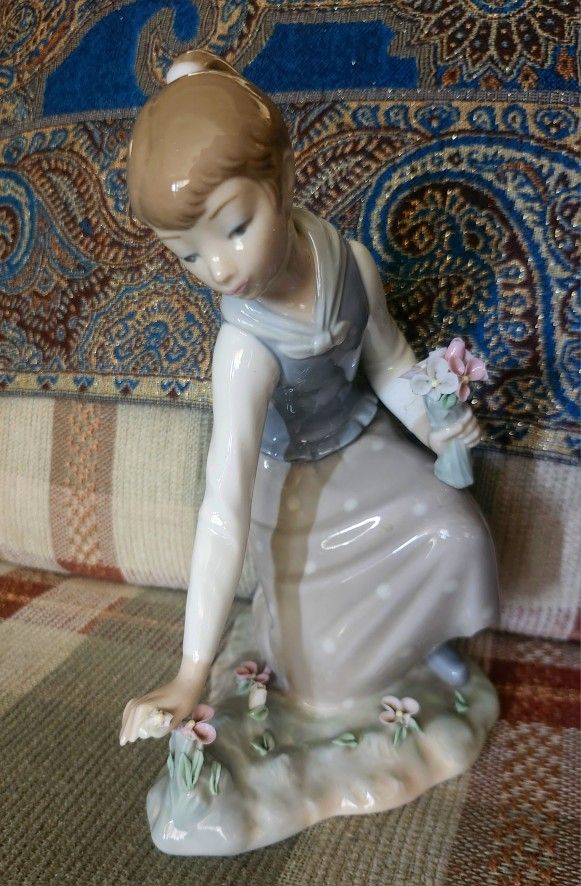 Lladro Retired Figurine #1172 “Girl Gathering Flowers” No-Box