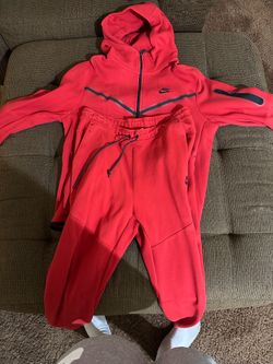 Red Nike Tech / Men’s Large