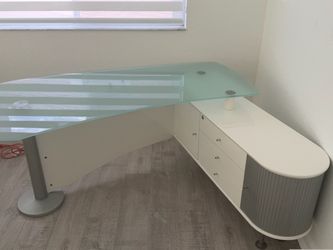 Modern Executive Office Desk – Frosted Glass Top