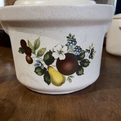 McCoy  2 1/2 quart Ovenproof Pot Fruit 