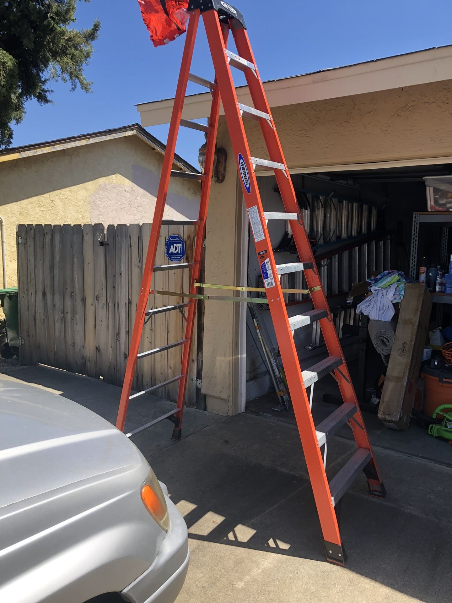 WERNER 10ft Fiberglass Step Ladder (Type IA EXTRA HEAVY Duty-up to 300 )