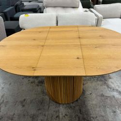 Maru Round 4-6 Seater Extending Oak Pedestal Dining Table, Oak