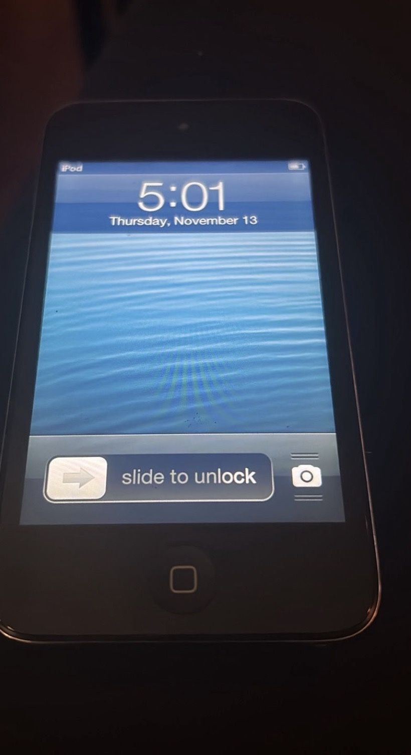 iPod Touch 4th Gen Black 8GB w/charger