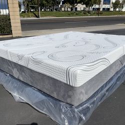 Full organic cool gel memory foam mattress!!