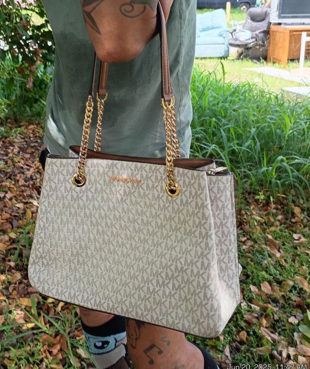 Micheal Kors Purse 