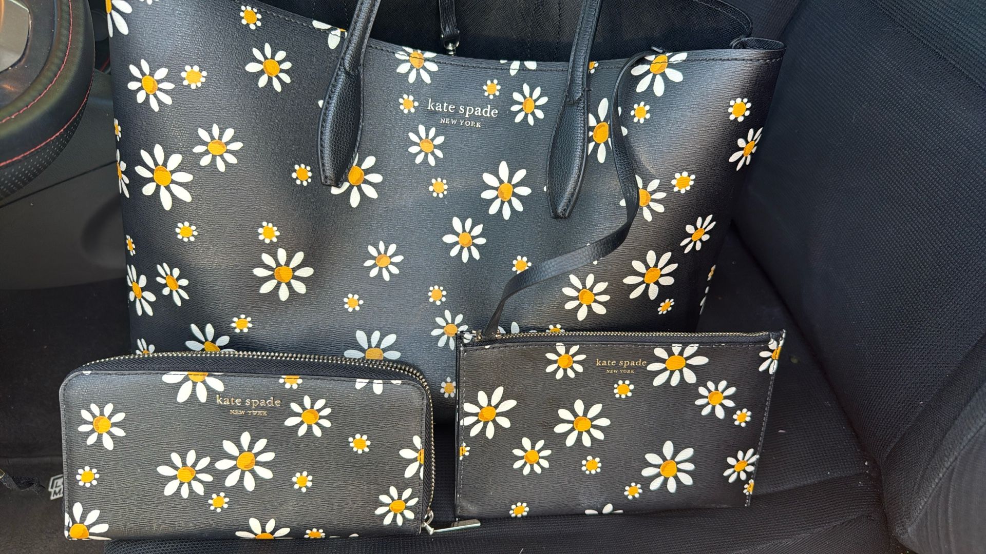 Kate Spade Daisy Set Wristlet, Large Wallet And Large Tote Like New Excellent Condition