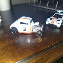 2 Hot Wheels Gulf 