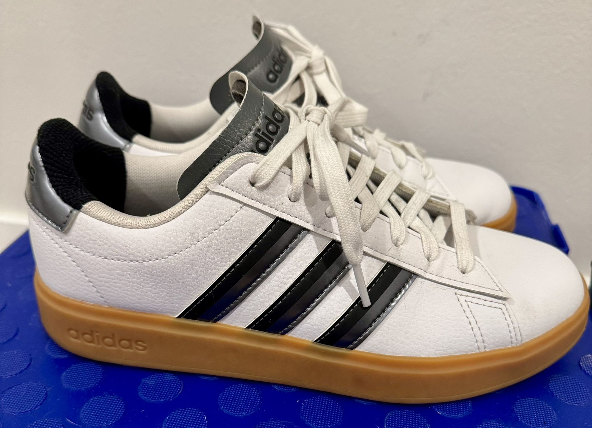 Like New Women’s Adidas (Size 8)