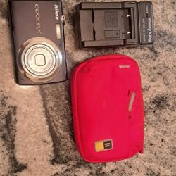 Nikon S220 Coolpix Charger And Case 