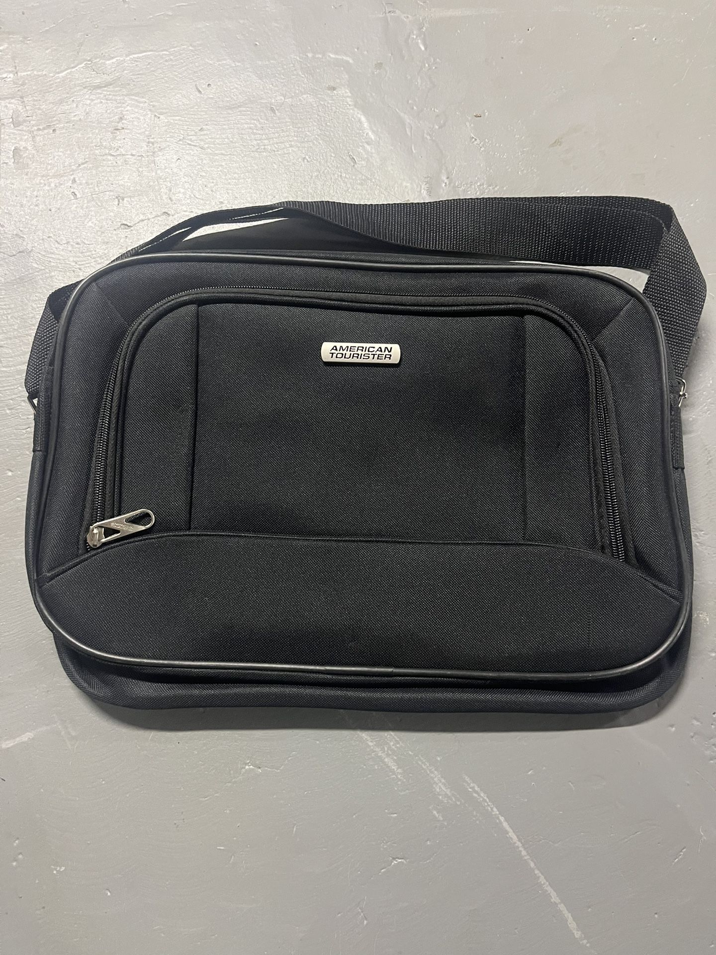 American Tourister Black Zippered Laptop/Carry On/Travel Bag Lg Front Pocket