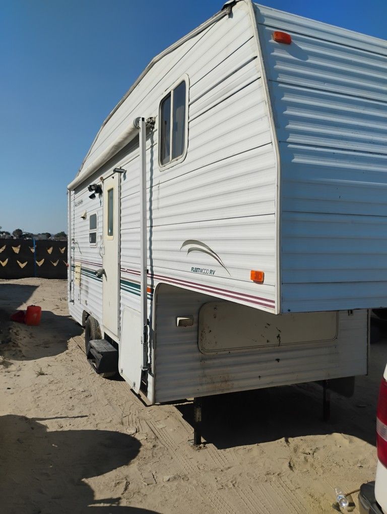00 Fleetwood Wilderness 28'