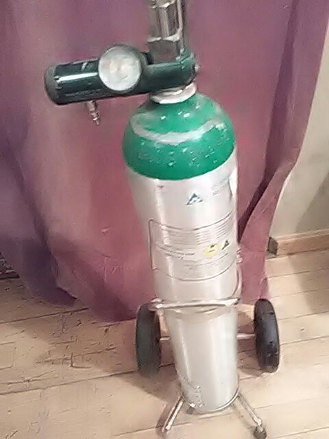 Portable oxygen tank,