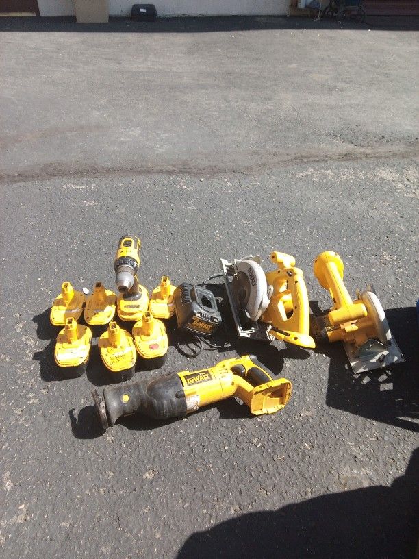 Lot Of DeWalt Skill Saw 5'3/8, 6 1/2" Inch Blade, Sawzall, Drill ,7 Batteries