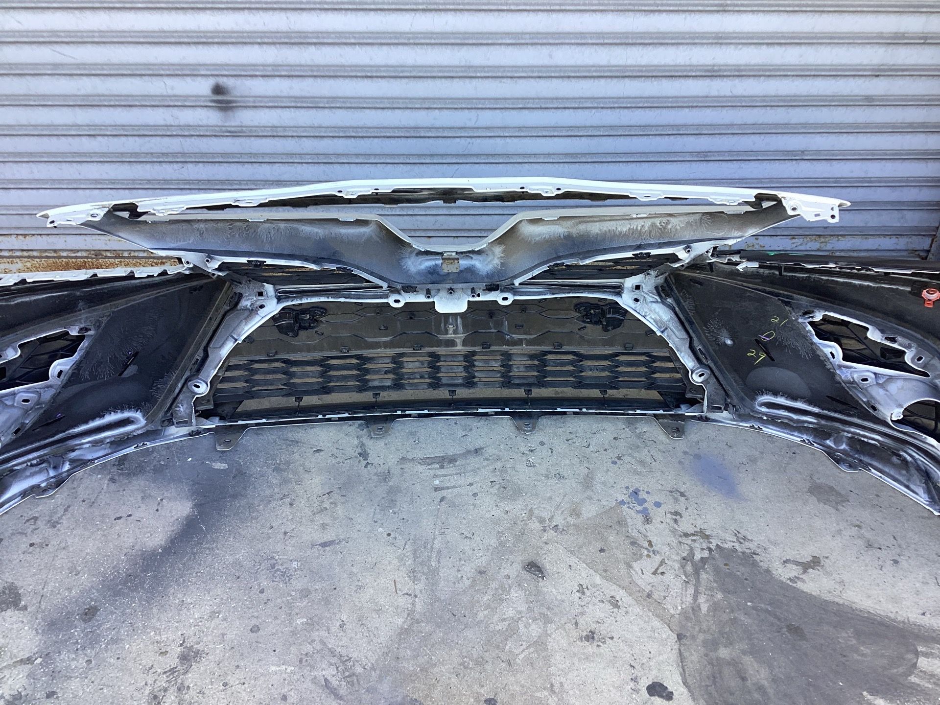 2021-2022 Toyota Camry SE/XSE Front Bumper Cover | 5211906E20  2021-2022 TOYOTA CAMRY SE XSE FRONT BUMPER COVER LOVER GRILLE USED OEM