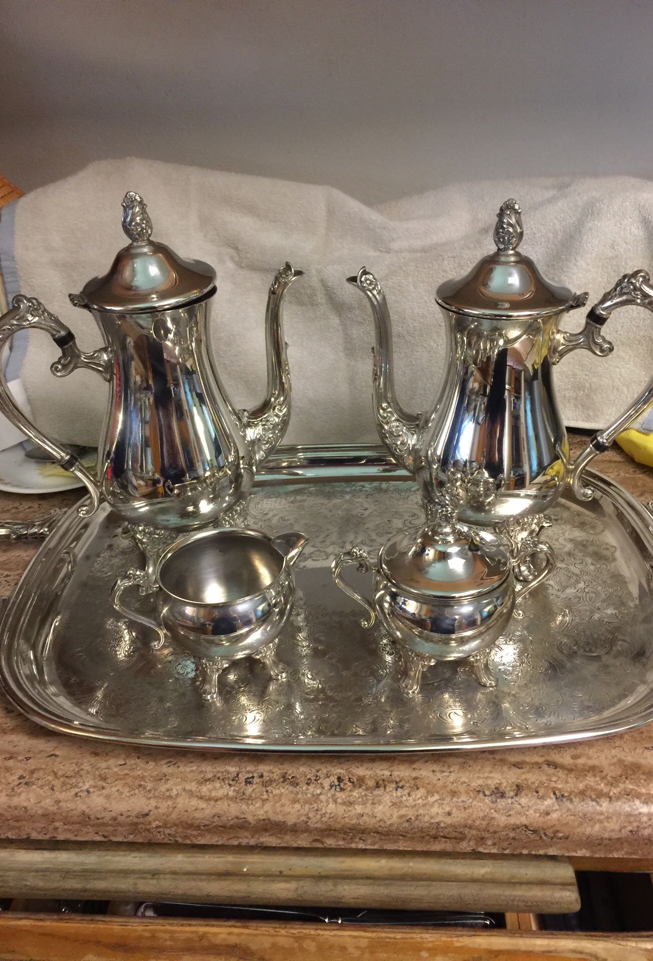 Suffolk silversmith silver plated coffee & tea set for Sale in Vista