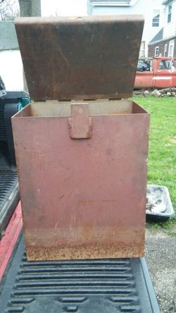 Metal tool box