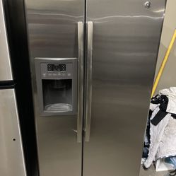 Ge 33w Side By Side Stainless Steel Refrigerator 
