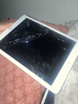 Cracked ipad generation 7 Still Works