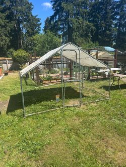 Wooden chicken coop and 6’x10’ metal chicken run