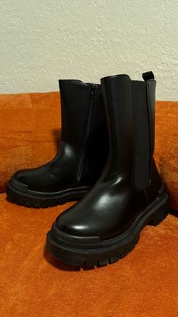 Black Chunky Chelsea Boots – Size 7.5