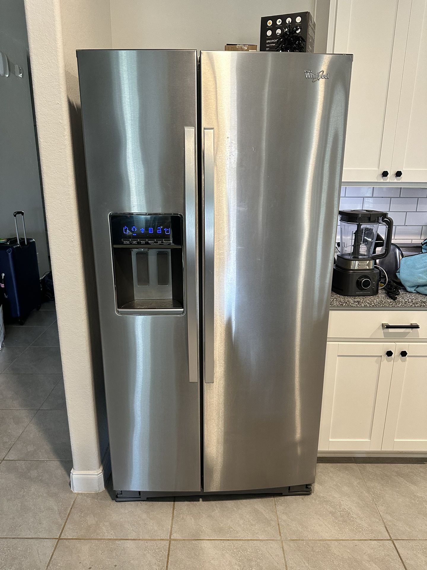 Whirlpool 28.4-cu ft Side-by-Side Refrigerator with Ice Maker, Water and Ice Dispenser 
