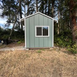 Small Building Potential Outdoor Office/ Potential Tiny House/ Tiny Room / Shed 