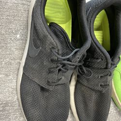 Nike men’s tennis shoes size 9 1/2 black mesh