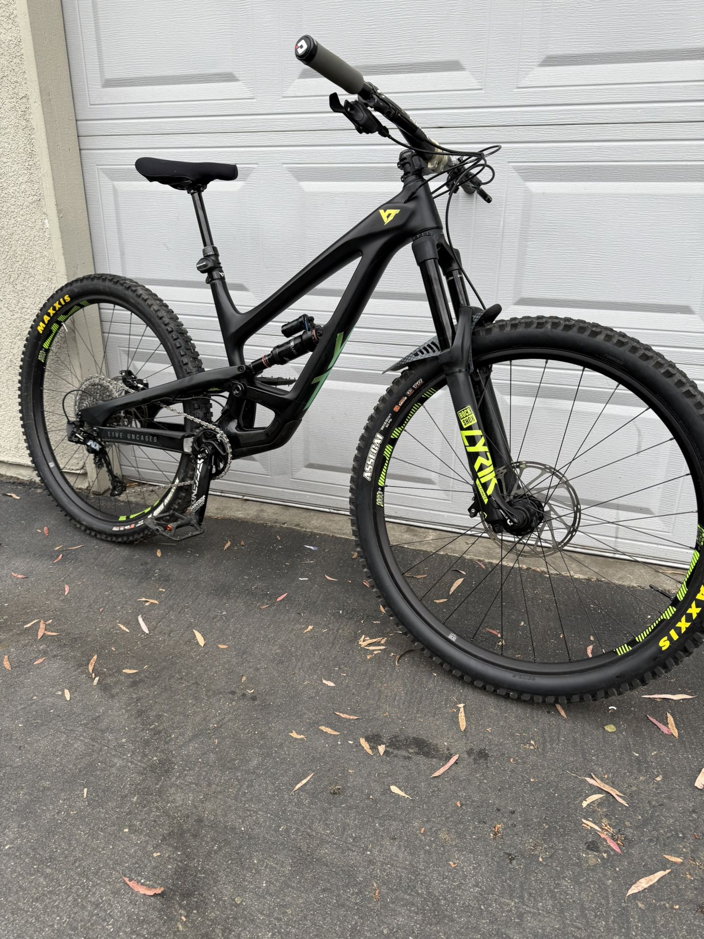 Yt pro race, mountain bike, carbon frame size large and wheels 29 inch