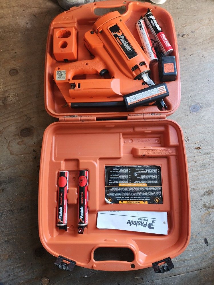 Black & Decker Electric Brad Nailer model 9720 w/2,300 1 Brad Nails for  Sale in Huntington Beach, CA - OfferUp