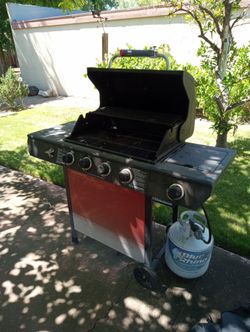 Backyard BBQ grill with propane tank has propane in it g