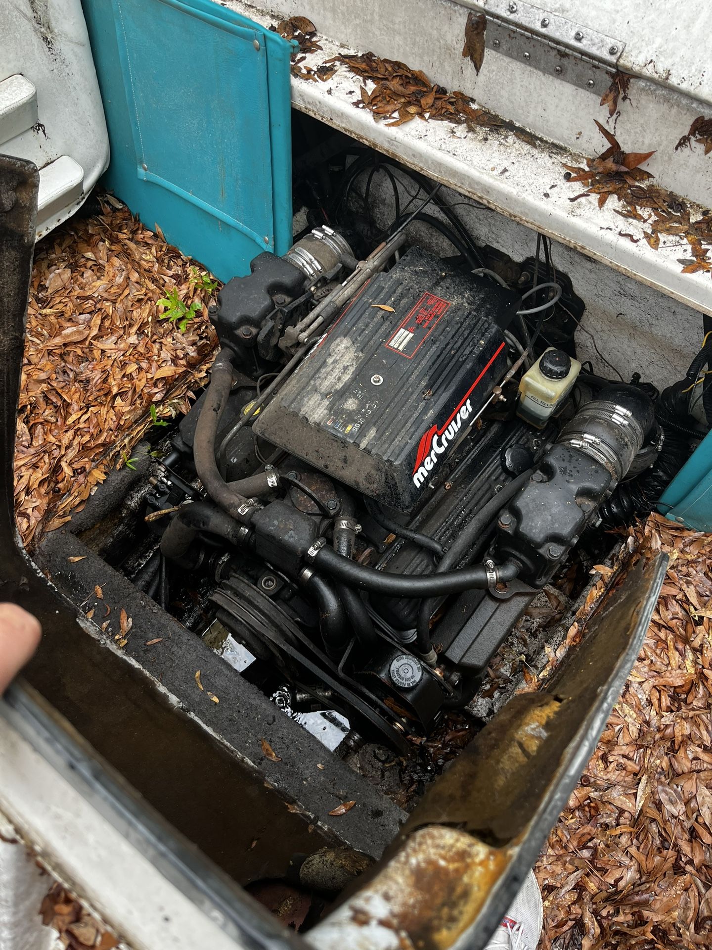 5.7 L Boat Motor And Outdrive / Rigging Etc