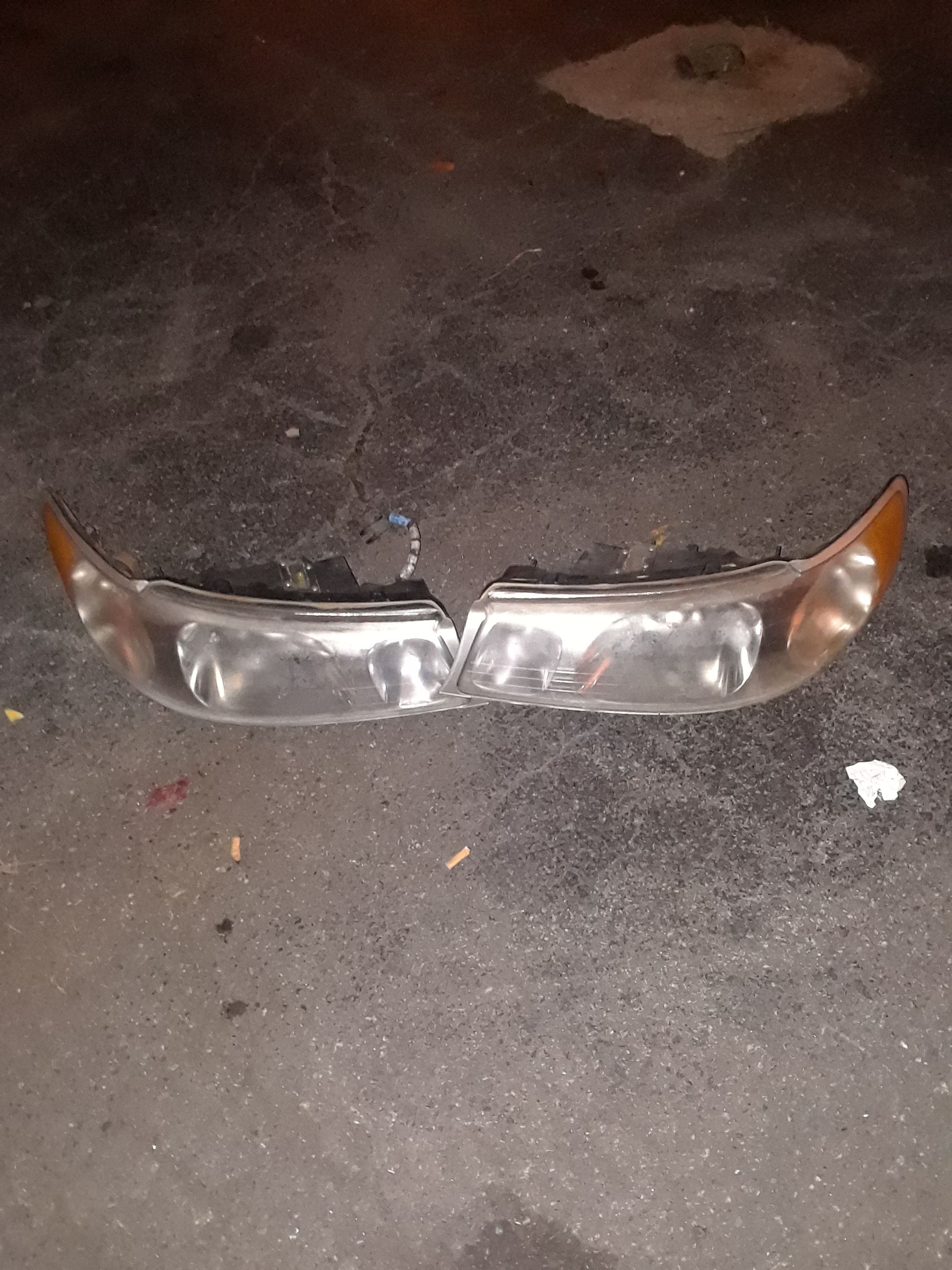 2002 Lincoln Town car headlight assembly
