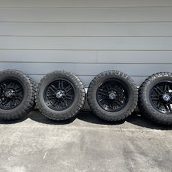 Hostile Wheels Lunatic + 35’ Ironman Tires 