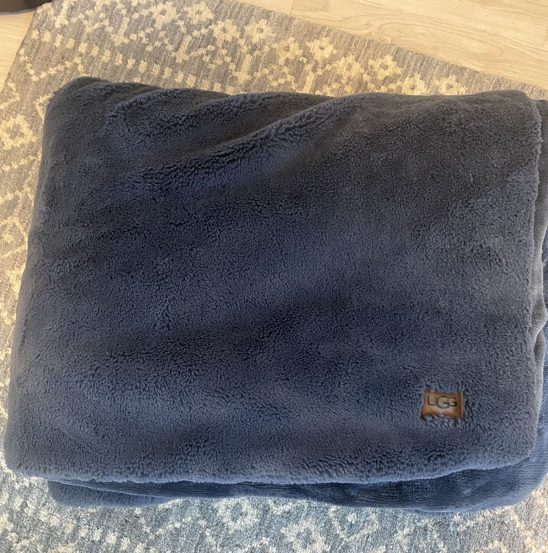 UGG Stellan Plush Faux Fur Weighted Blanket (Navy)